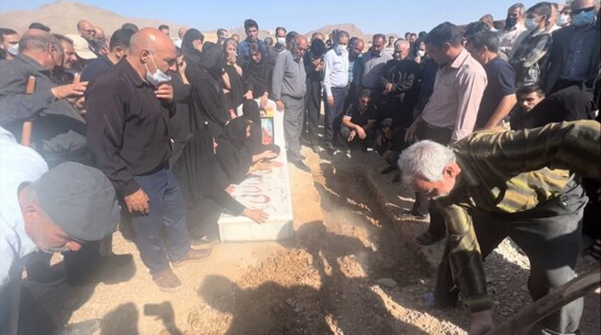 ویدئو| خاکسپاری مجید عبدالباقی در کنار قبر برادرش