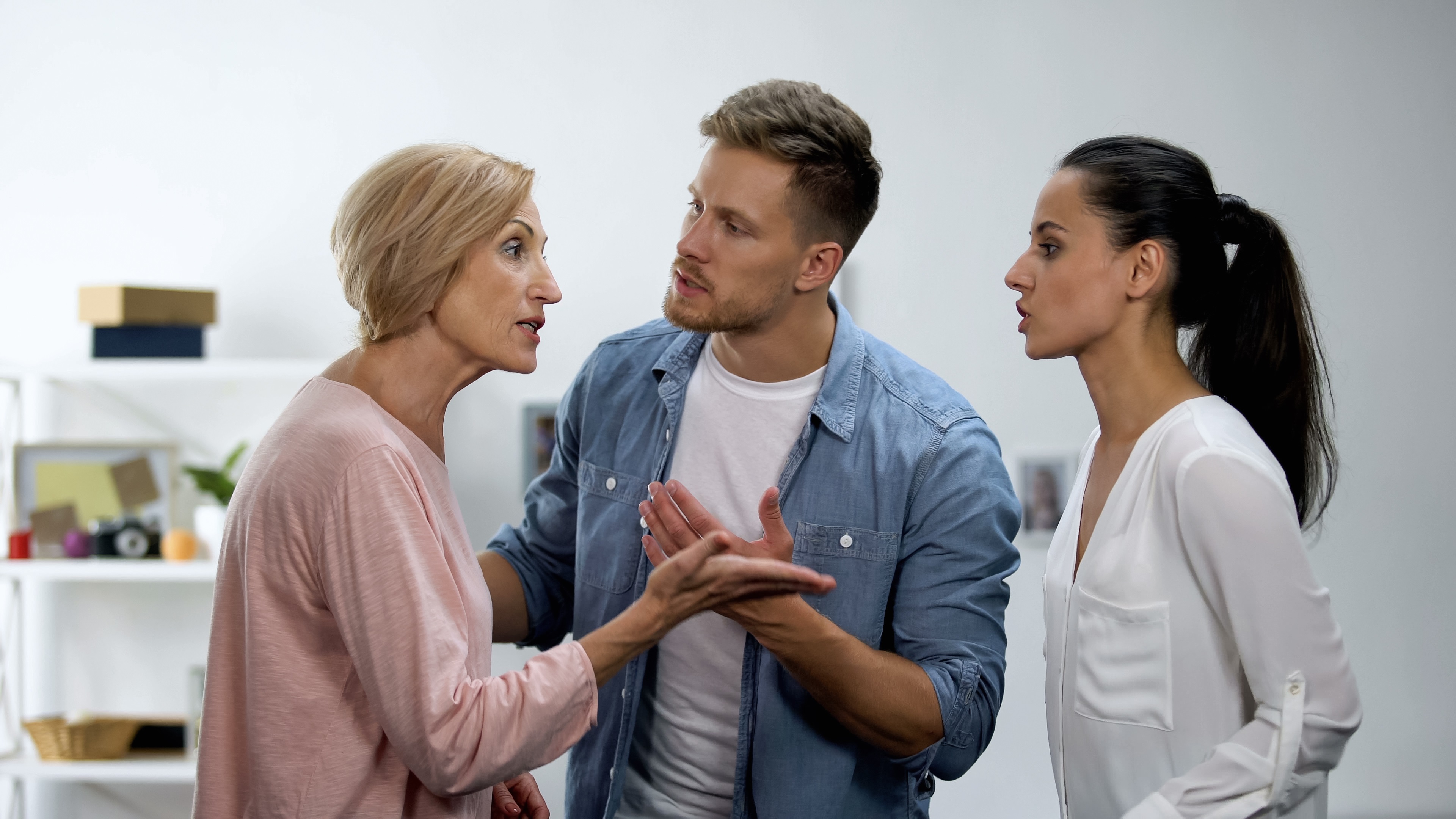 با دخالت اطرافیان در تربیت فرزندمان چهکنیم؟ با دخالت اطرافیان در تربیت فرزندمان چهکنیم؟