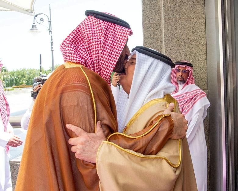 عکس| روبوسی عجیب بن‌سلمان و پادشاه بحرین سوژه شد