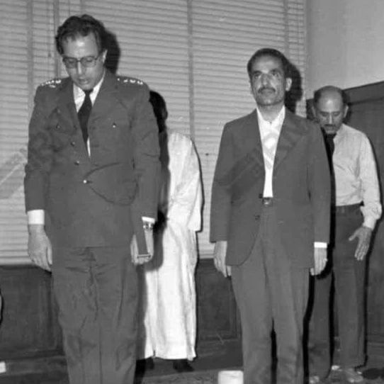 عکس امام جماعت کراواتی که شهید رجایی پشت سرش نماز خواند!