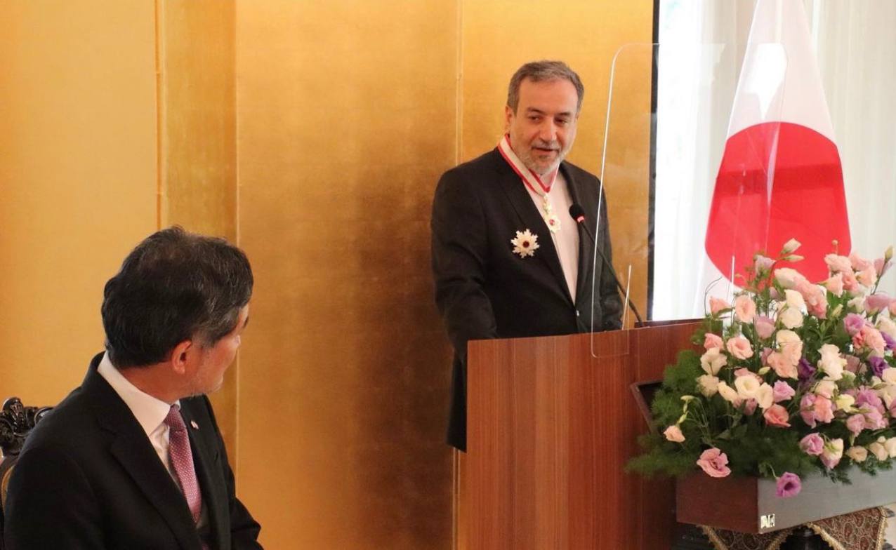 نشان افتخار امپراطور ژاپن برای عباس عراقچی +تصاویر