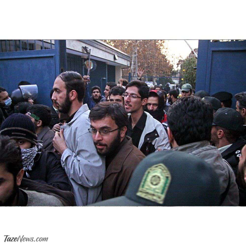 علی فروغی در میان دانشجویان تندروی حمله به سفارت انگلیس، ۱۰ سال قبل +عکس