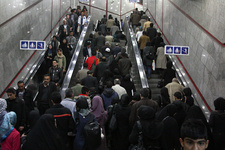 حادثه در متروی تهران؛ عدم تعادل یک مسافر ۷ مصدوم برجای گذاشت! حادثه در متروی تهران؛ عدم تعادل یک مسافر ۷ مصدوم برجای گذاشت!