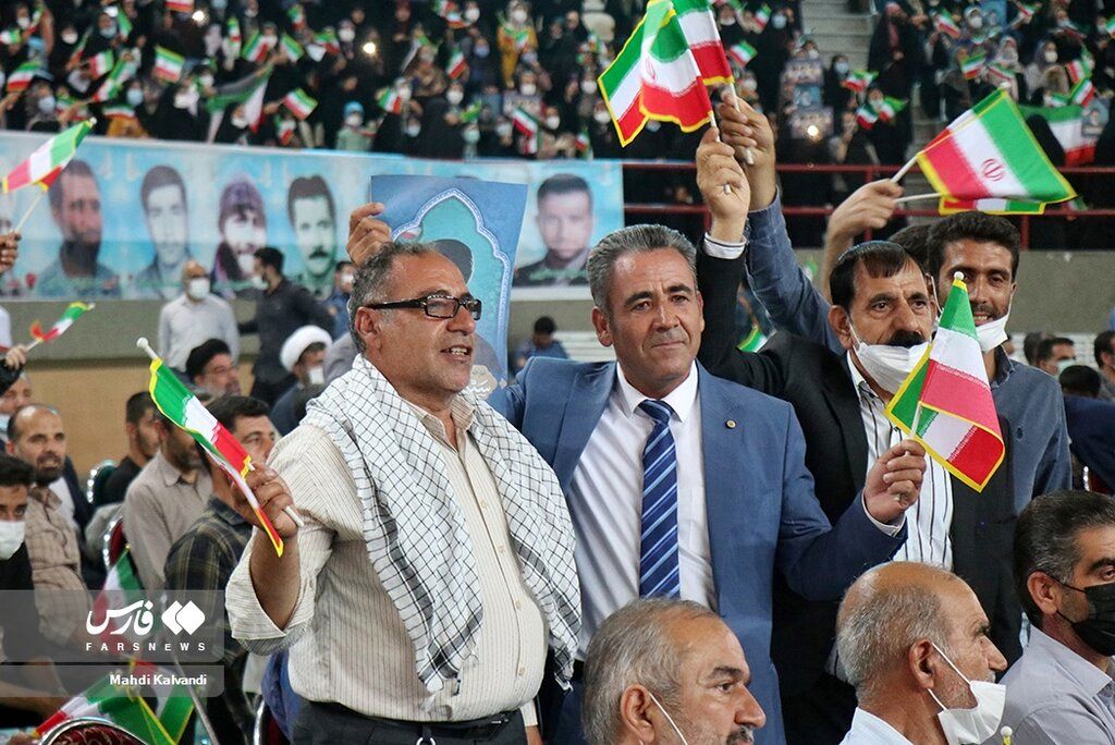 عکس| مرد کراواتی در دیدار مردمی رئیسی در همدان