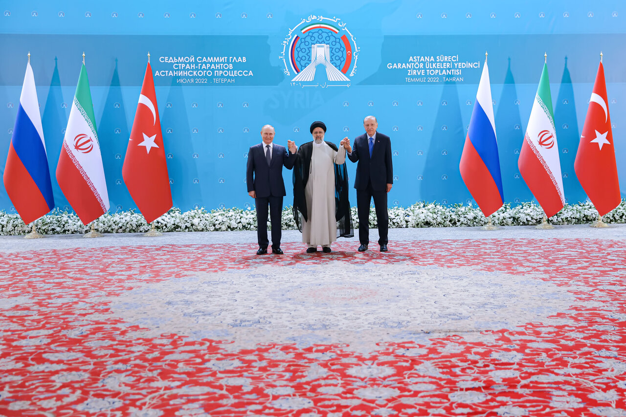 ویدئو| رئیسی دست پوتین و اردوغان را در آغاز نشست آستانه بالا برد