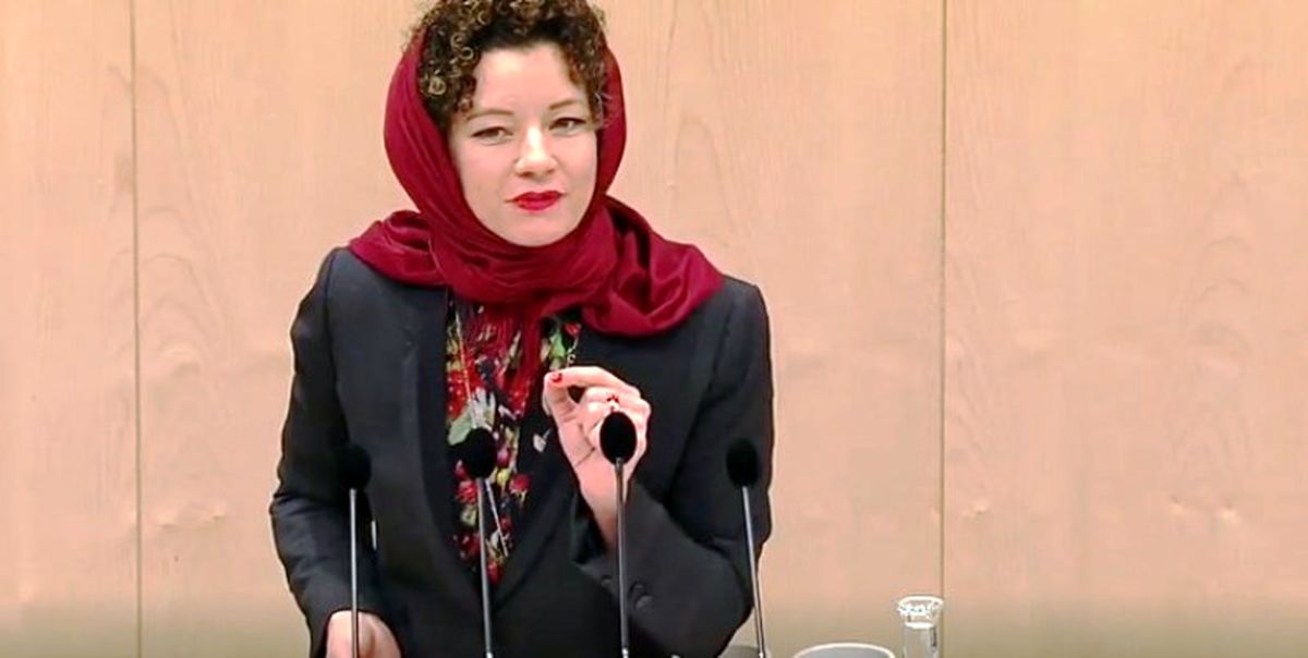 ویدئو| نماینده پارلمان اتریش در اعتراض به منع حجاب روسری پوشید