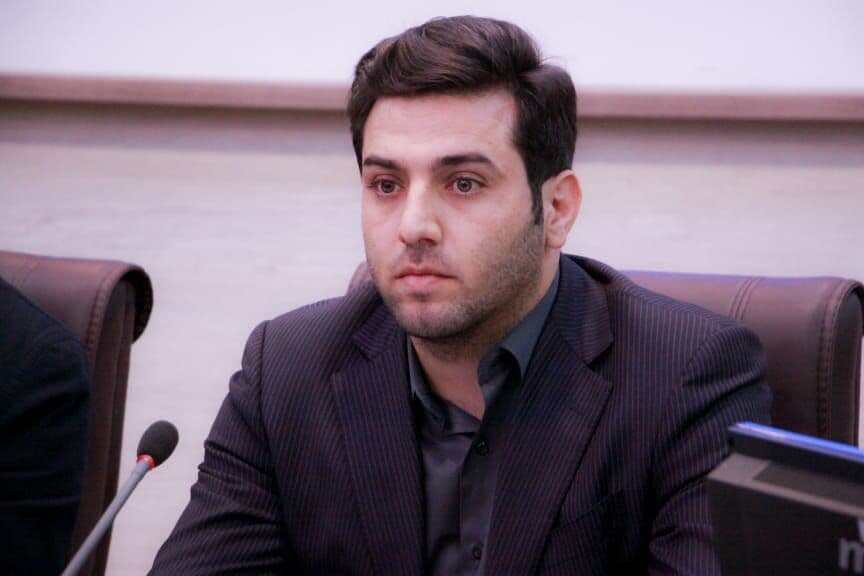 ویدئو| موشک درست کردن عضو شورای شهر در جلسه رسمی!