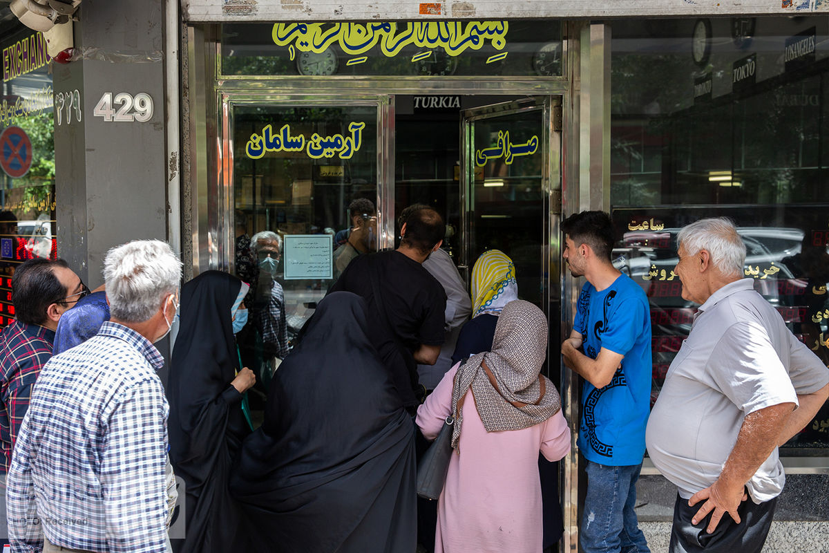 نیروی انتظامی معامله‌گران را از بازار  ارز جمع کرد