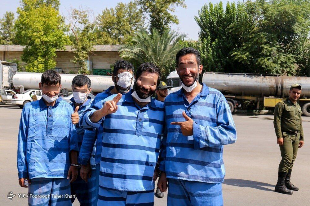 عکس یادگاری دزدان خوشحال در دام پلیس!