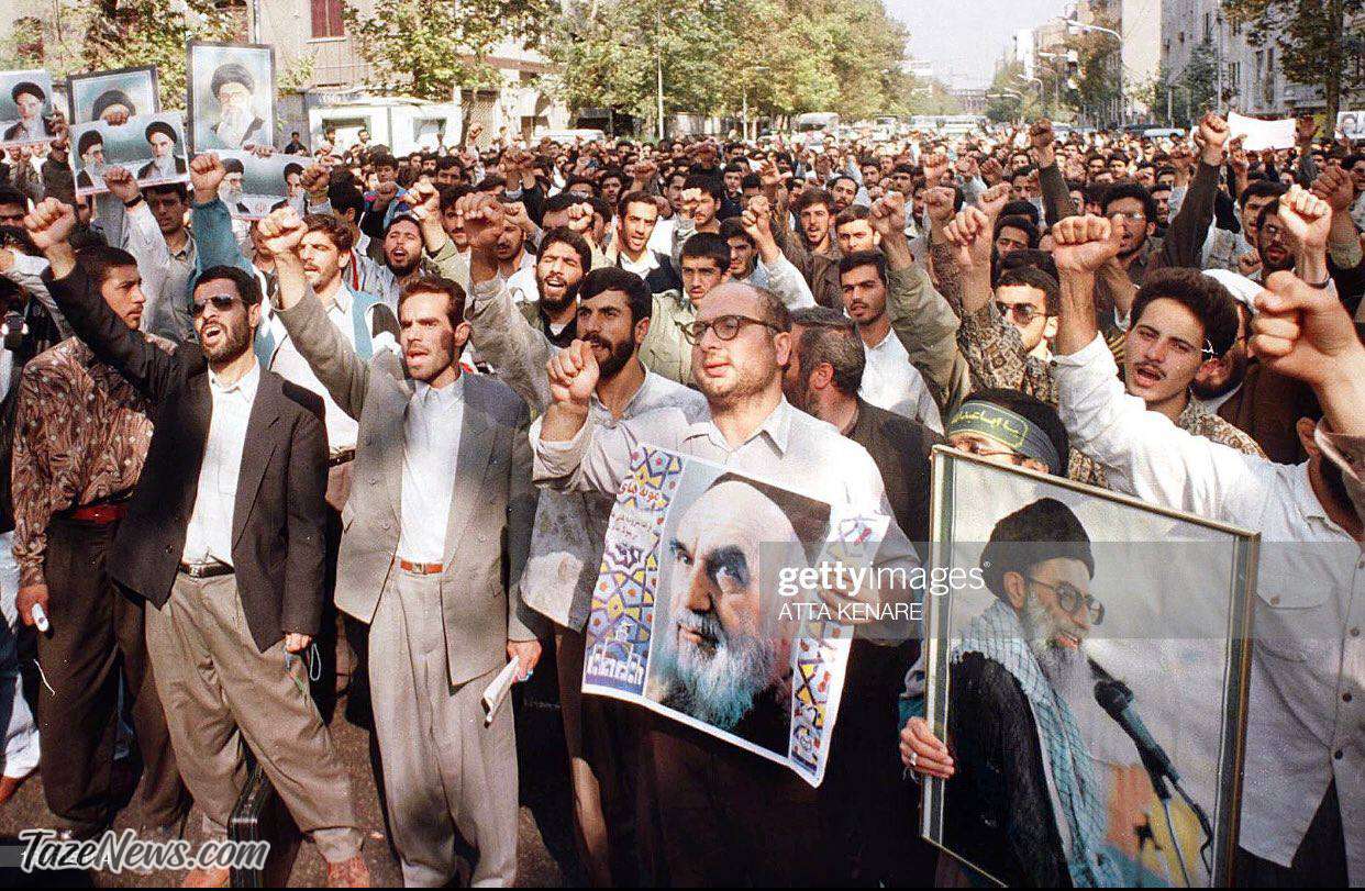 عکس جوانی آقای دوربینی در تجمع علیه سلمان رشدی!
