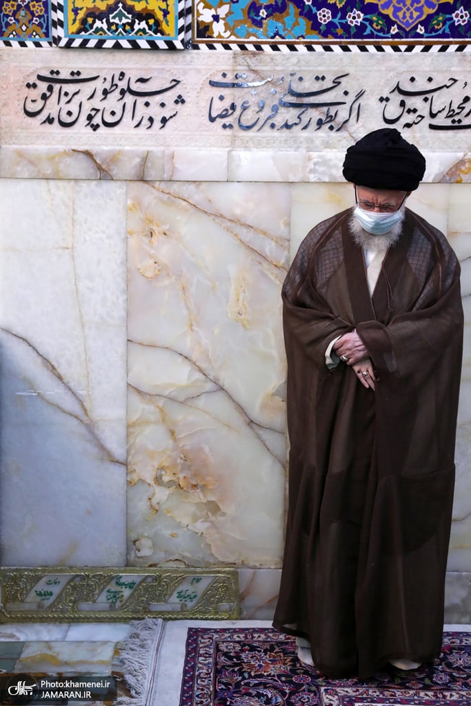 تصویری جدید از رهبر انقلاب در حرم امام رضا(ع)