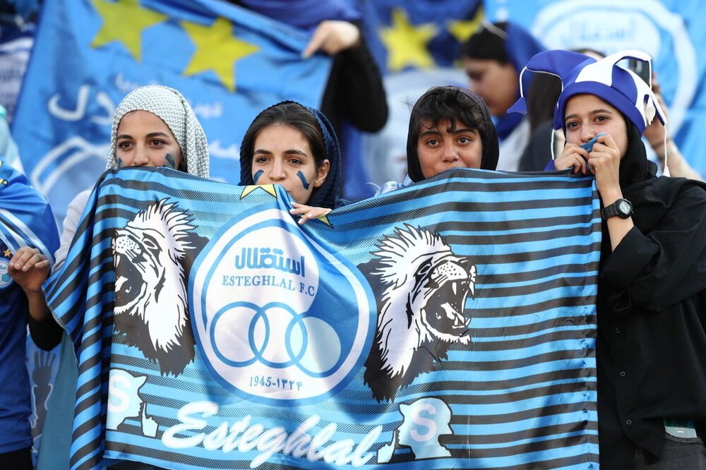 اولین حضور زنان در لیگ برتر فوتبال ایران در ورزشگاه آزادی +ویدئو و تصاویر