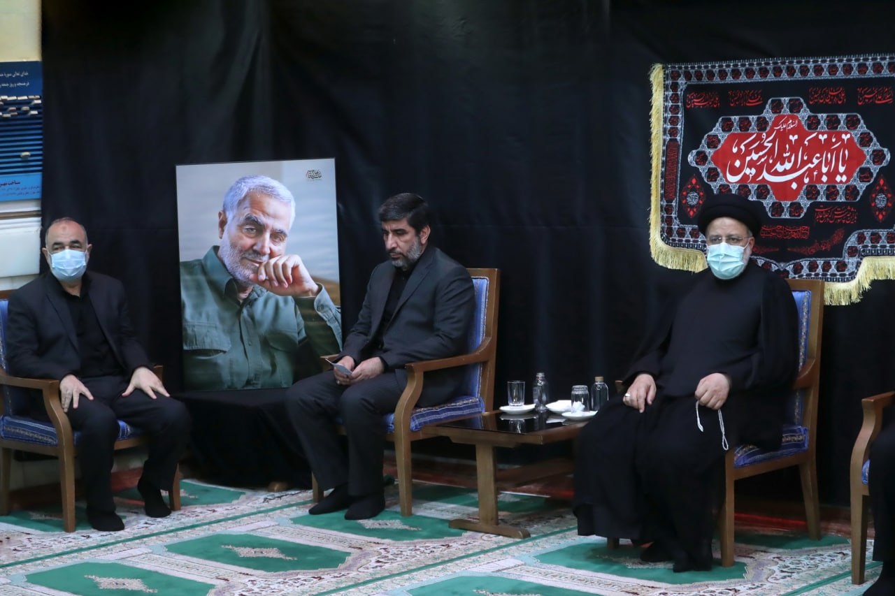 عکس| فرمانده کل سپاه در کنار مداح معروف و رئیسی بدون پوشش نظامی