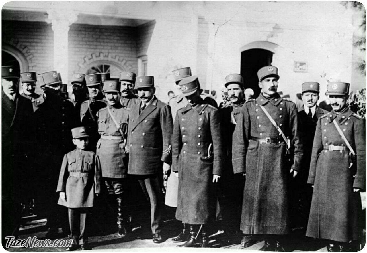 عکسی از محمدرضا پهلوی در ۷سالگی در کنار افسران ارتش رضا شاه!
