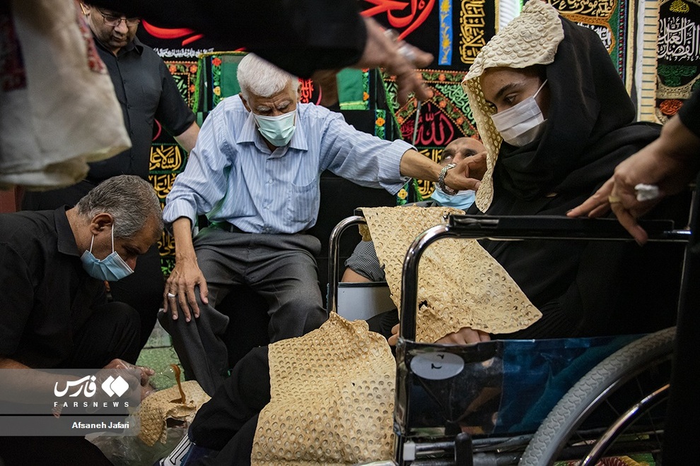 تصاویری از نذر عجیب نان پوشی برای خردسالان تصاویری از نذر عجیب نان پوشی برای خردسالان