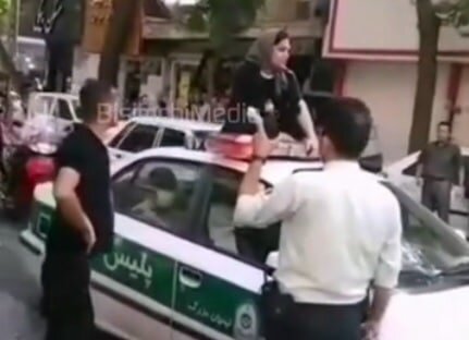 ماجرای نشستن یک زن روی سقف ماشین پلیس در تهران چه بود؟ +ویدئو ماجرای نشستن یک زن روی سقف ماشین پلیس در تهران چه بود؟ +ویدئو