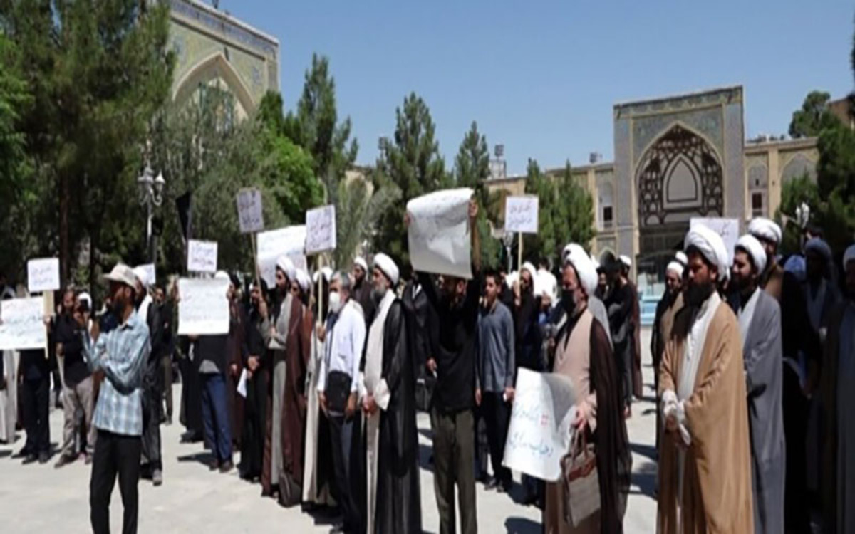 تجمع اعتراضی طلاب قم علیه بانکداری اسلامی: محاربه با خداست!