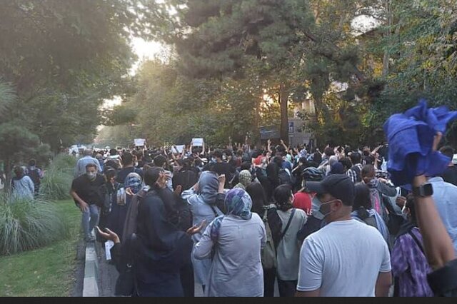 تجمع اعتراضی مردم در تهران با شعارهای هنجارشکن علیه گشت ارشاد تجمع اعتراضی مردم در تهران با شعارهای هنجارشکن علیه گشت ارشاد