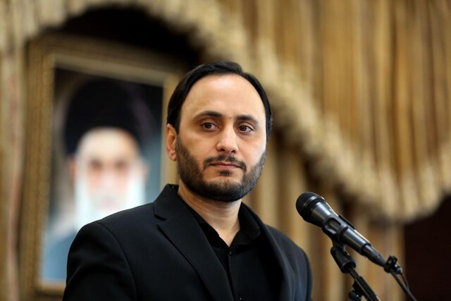 ادبیاتی که مواضع انسانی ندارد؛ مثل آب خوردن نمیتوان به مردم شلیک کرد! ادبیاتی که مواضع انسانی ندارد؛ مثل آب خوردن نمیتوان به مردم شلیک کرد!