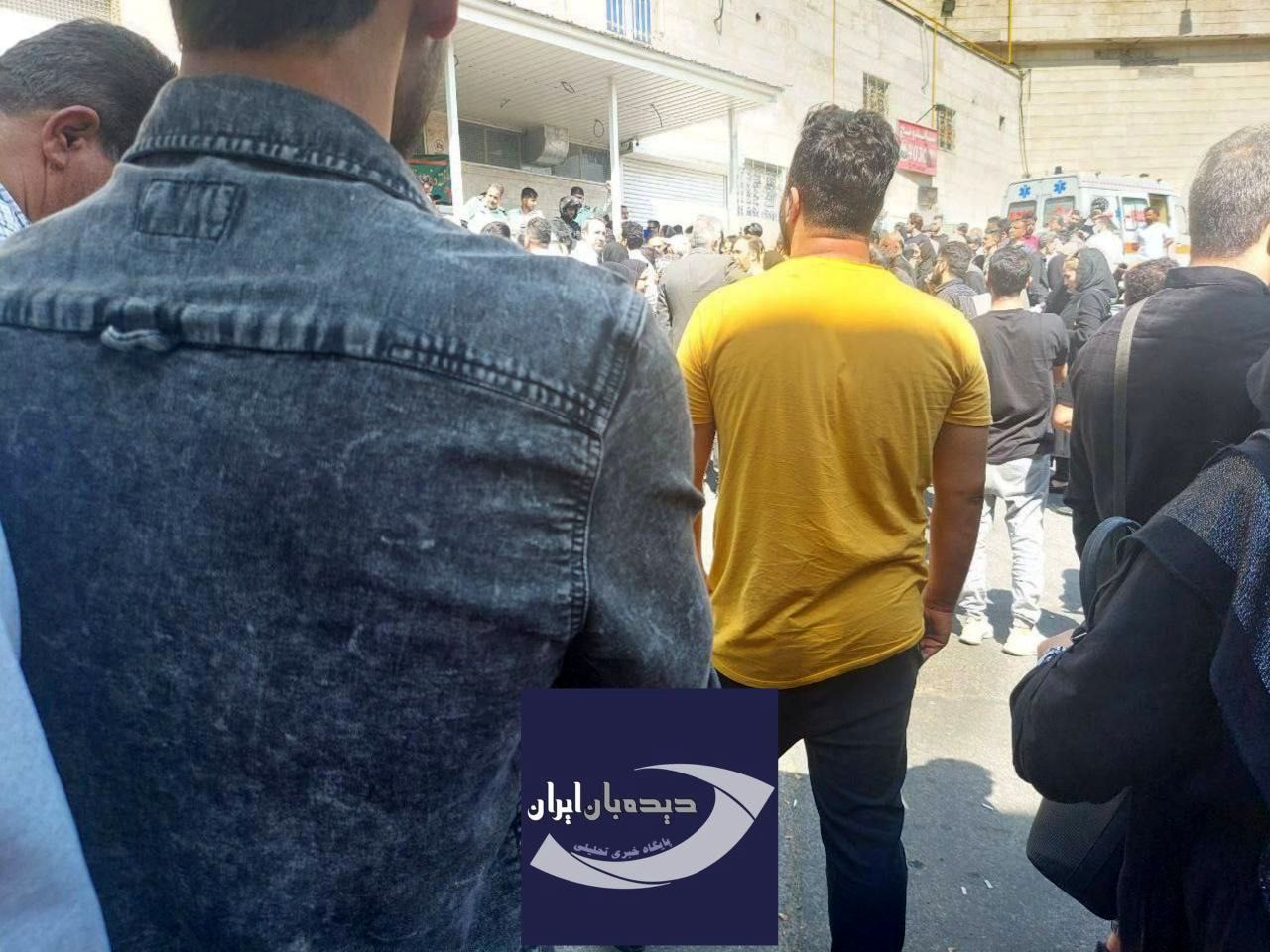 خانوادههای بازداشتشدگان روزهای اخیر مقابل اوین تجمع کردند خانوادههای بازداشتشدگان روزهای اخیر مقابل اوین تجمع کردند