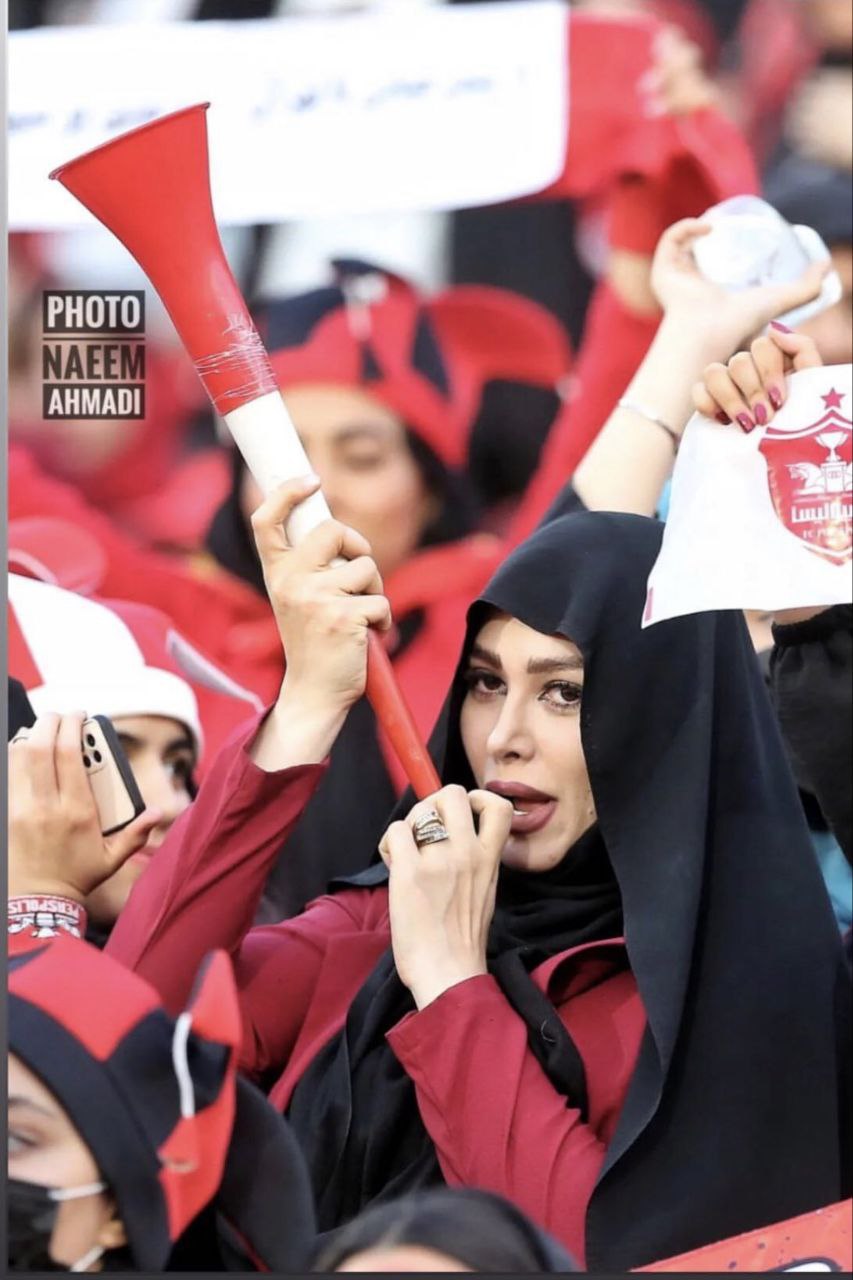عکس متفاوت‌ترین دختر هوادار پرسپولیسی در ورزشگاه آزادی!