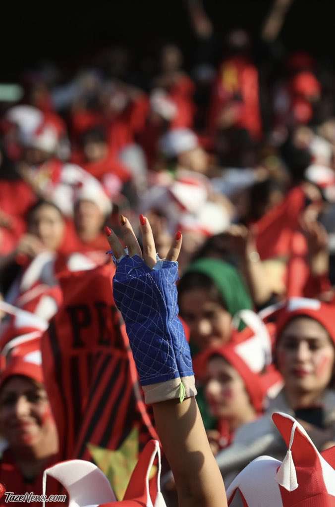ببینید: عکس جنجالی دختر هوادار پرسپولیس در ورزشگاه آزادی