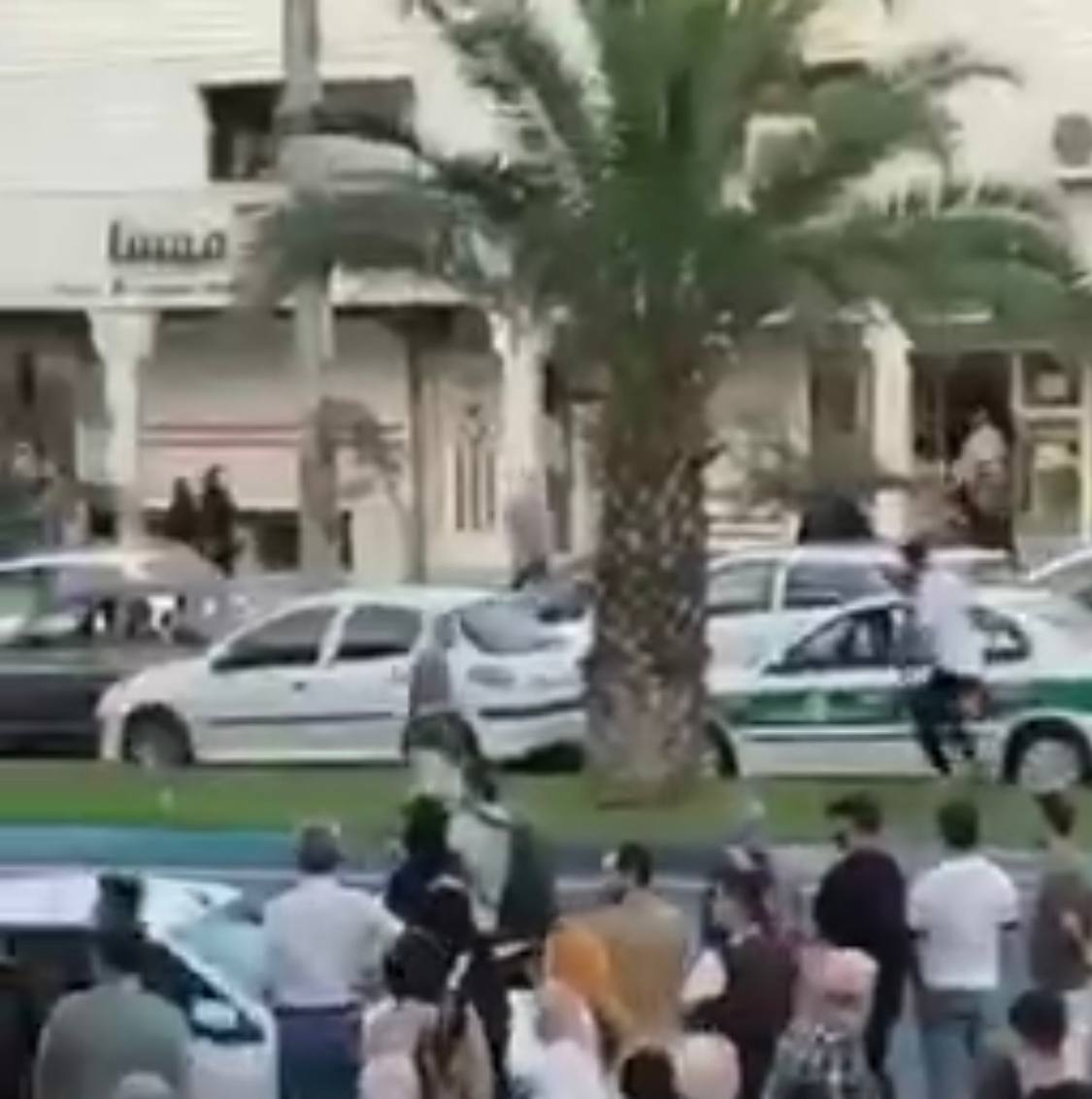 دزدی که موبایل پلیس را قاپید/ مردم دزد را تشویق کردند! +ویدئو دزدی که موبایل پلیس را قاپید/ مردم دزد را تشویق کردند! +ویدئو