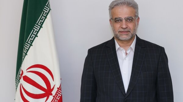 اقامت فرزند معاون وزیر خارج از ایران اشکال دارد ولی اقامت فرزند وزیر نه! اقامت فرزند معاون وزیر خارج از ایران اشکال دارد ولی اقامت فرزند وزیر نه!