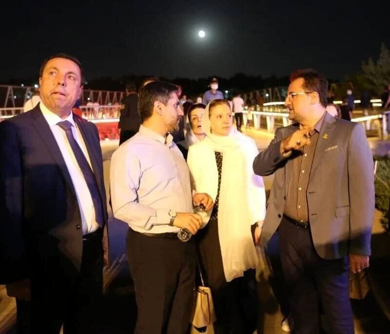 وزیر زن بشار اسد با حجاب روی پل طبیعت تهران +تصاویر