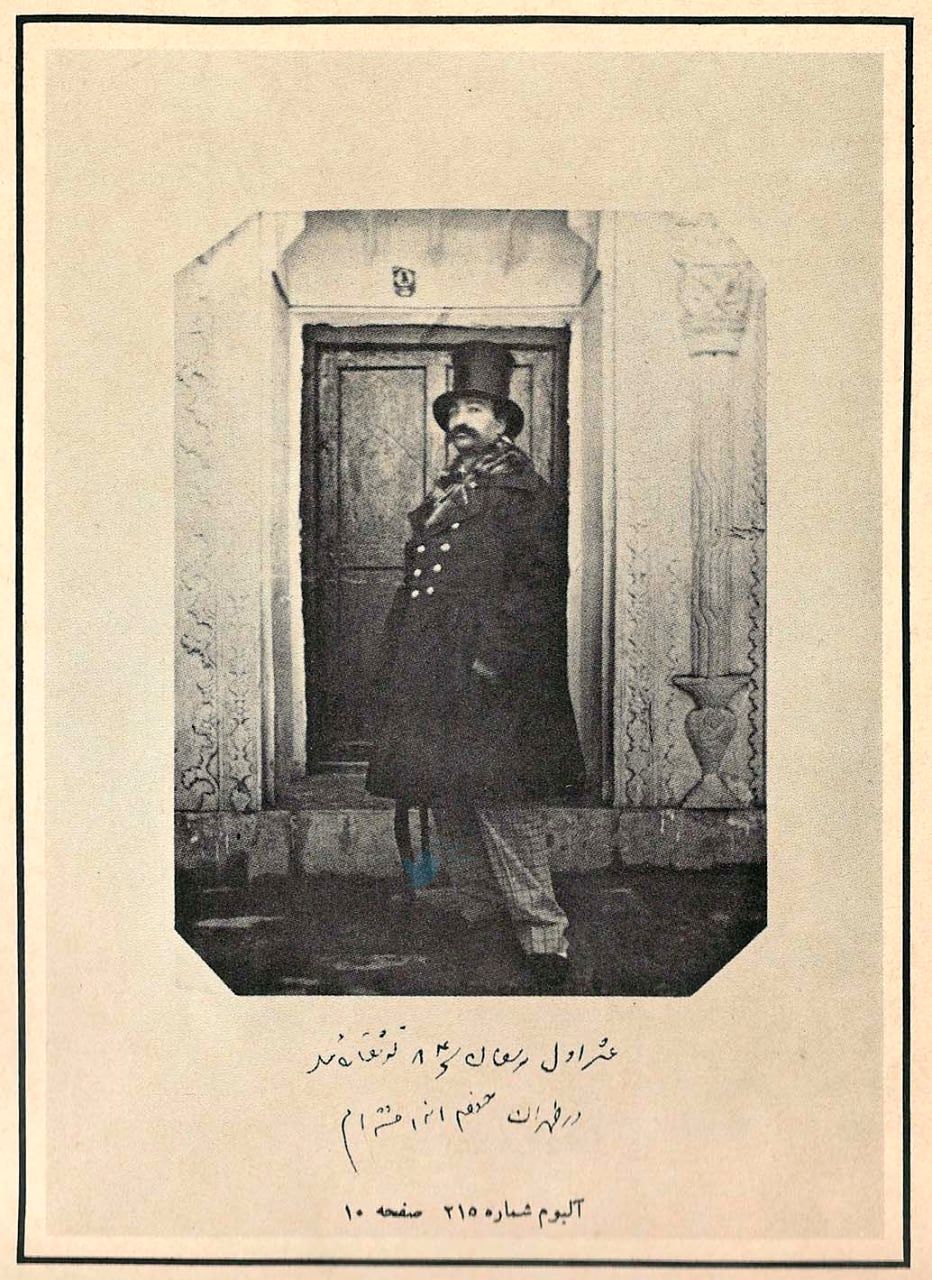 عکس دیده‌نشده از تیپ خاص ناصرالدین ‌شاه با کلاه و شلوا چهارخانه