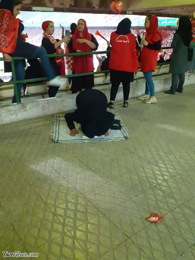 عکس| نماز خواندن یکی از تماشاگران زن در ورزشگاه آزادی