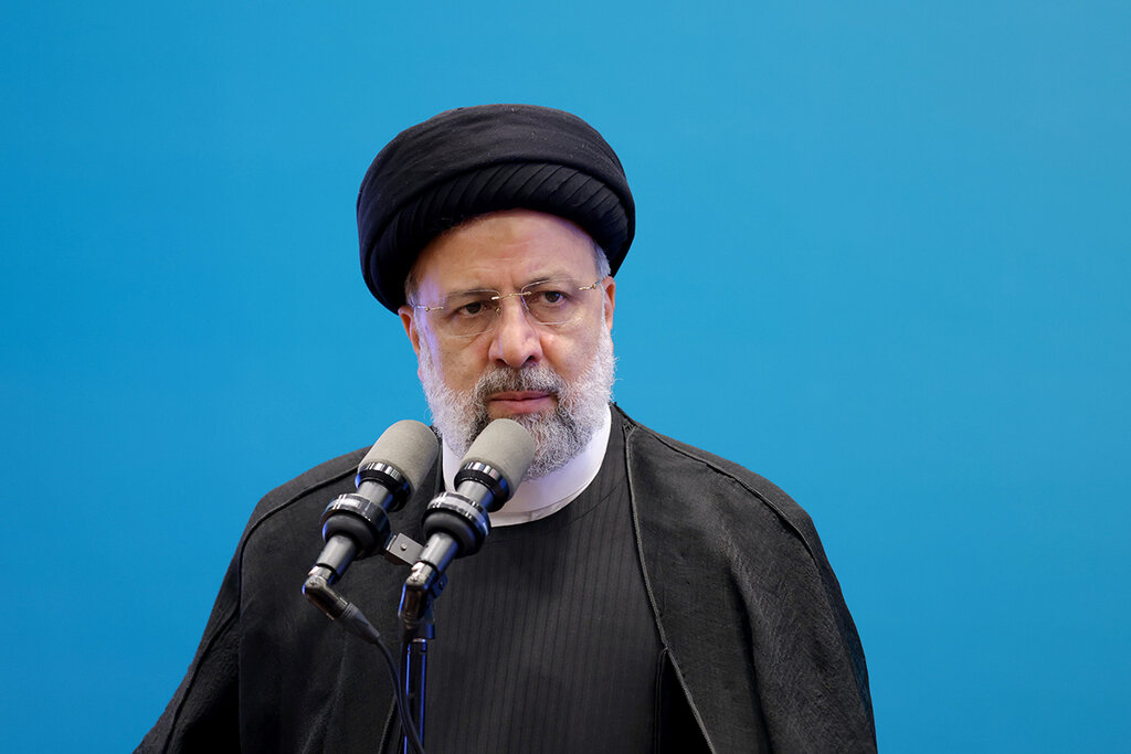 عکسی که رئیسی با دختران دانشگاه الزهرا گرفت