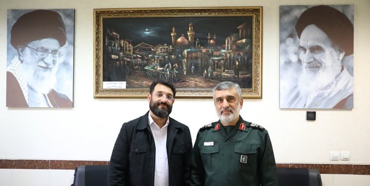 تصویری از فرمانده نیروی هوافضای سپاه در کنار خواننده سرود سلام فرمانده