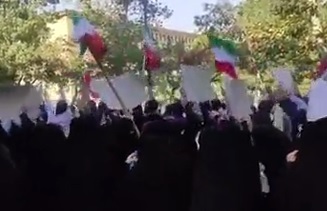 ویدئو| راهپیمایی دانشجویان دانشگاه تهران، با شعار ماشاالله حزب‌الله