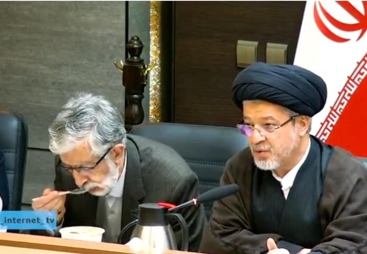 هلیم و چای خوردن حداد عادل در جلسه رسمی سوژه شد! +ویدئو هلیم و چای خوردن حداد عادل در جلسه رسمی سوژه شد! +ویدئو