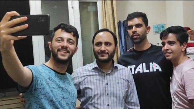 سخنگوی دولت در خوابگاه دخترانه قم عکس یادگاری گرفت/ چرا بهادری جهرمی به قم رفت؟ +عکس