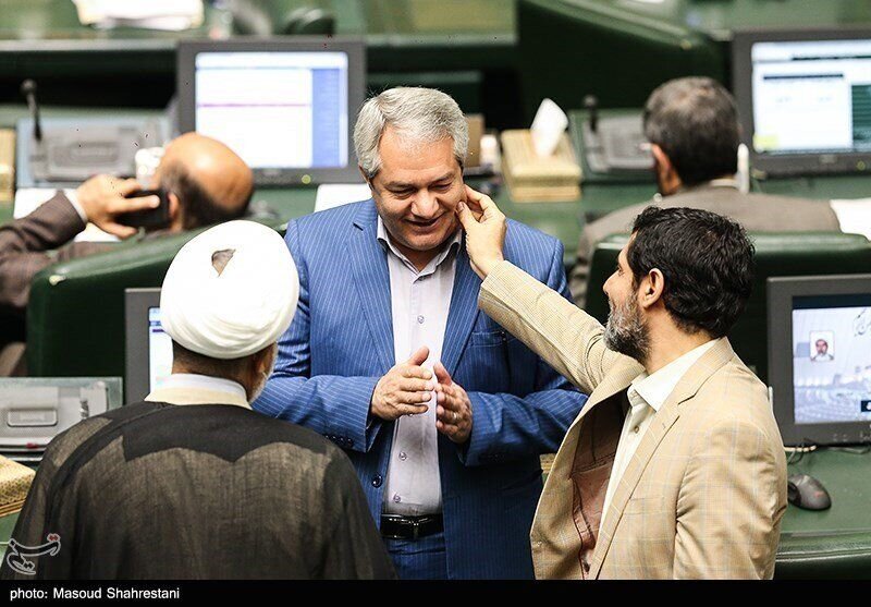 عکس| شوخی دو نماینده در صحن مجلس سوژه شد!