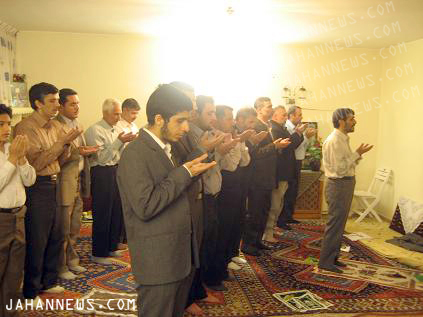 ببینید: نماز خواندن محمود احمدی‌نژاد در مراسم ازدواج پسرش!