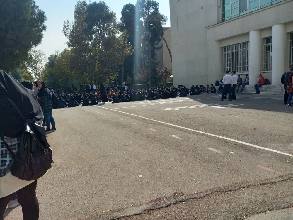 ببینید: ناهار مختلط به دانشگاه تهران رسید/ اعتراض به سلف تفکیک شده!