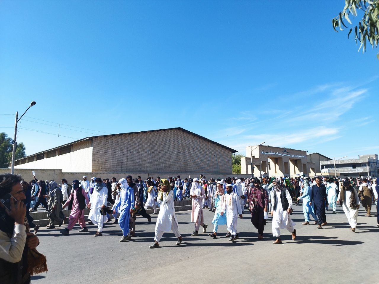 آشوب در نماز جمعه امروز زاهدان/ سر دادن شعارهای هنجارشکنانه آشوب در نماز جمعه امروز زاهدان/ سر دادن شعارهای هنجارشکنانه