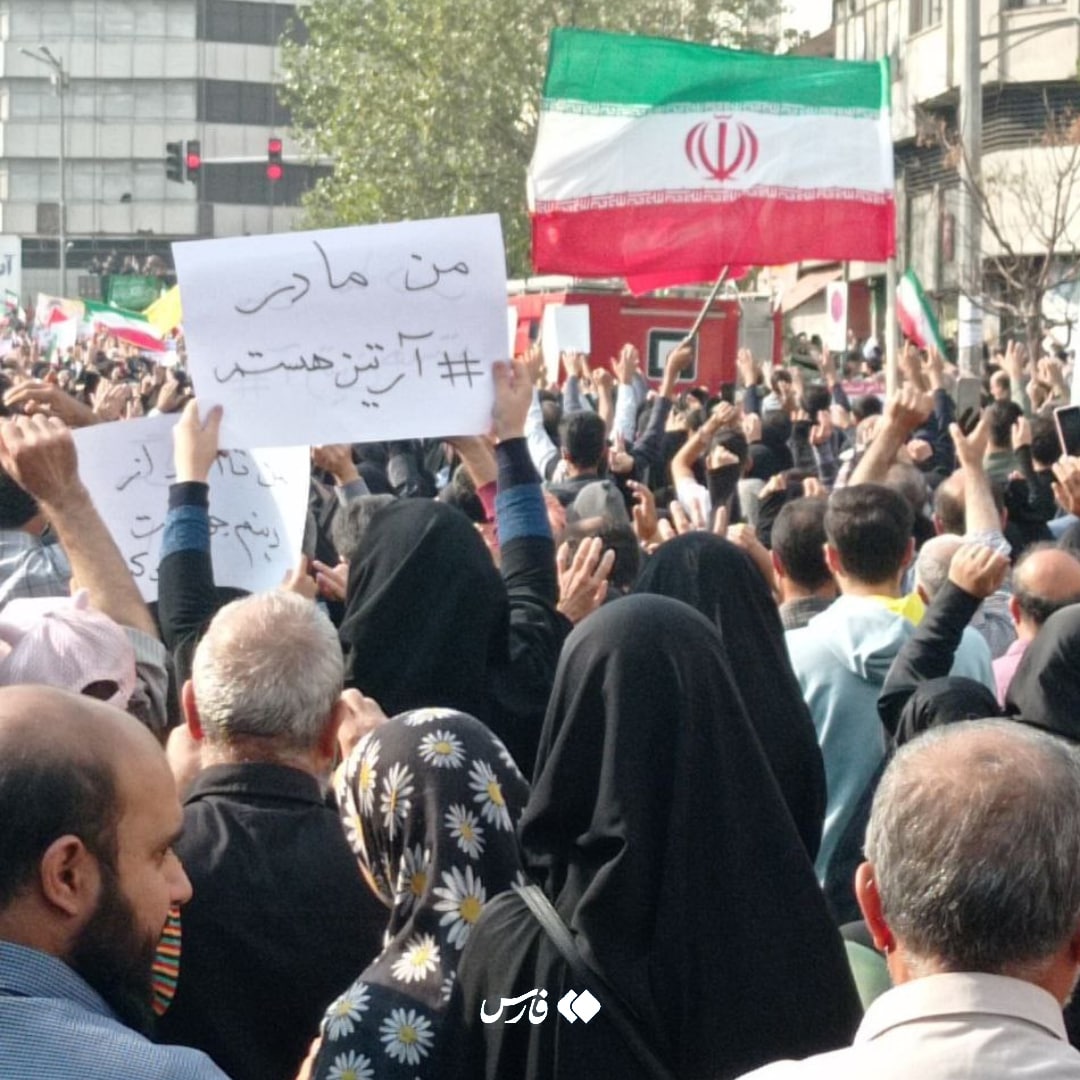 عکس| همدردی با کودکی که در حمله تروریستی شیراز یتیم شد: من مادر آرتین هستم!