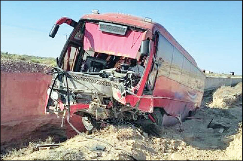 واژگونی وحشتناک اتوبوس؛ ۵۱ نفر در یک قدمی مرگ! +عکس واژگونی وحشتناک اتوبوس؛ ۵۱ نفر در یک قدمی مرگ! +عکس