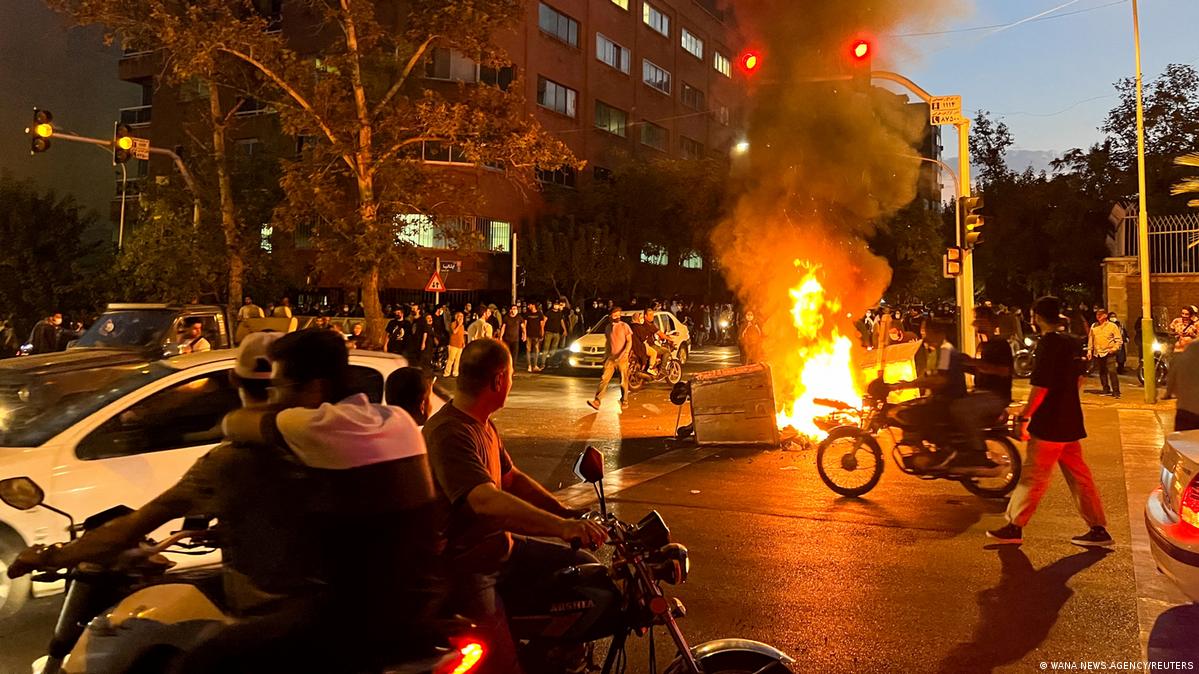 چراغ سبز پلیس کشور به مردم برای تهیه فیلم و مستندات از تخلف ماموران در اعتراضات! چراغ سبز پلیس کشور به مردم برای تهیه فیلم و مستندات از تخلف ماموران در اعتراضات!