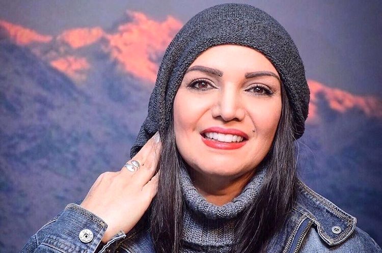 الهام پاوهنژاد در کنار مزار پدرش حجابش را برداشت الهام پاوهنژاد در کنار مزار پدرش حجابش را برداشت