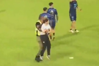 ویدئو| مامور امنیتی قطر دختر جوان هوادار مسی را بغل کرد!