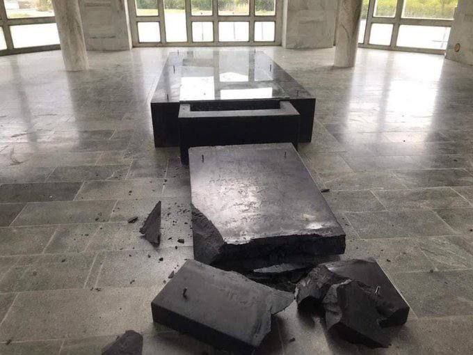 سنگ قبر احمدشاه مسعود در افغانستان دوباره تخریب شد/ واکنش دولت طالبان به تخریب مجدد