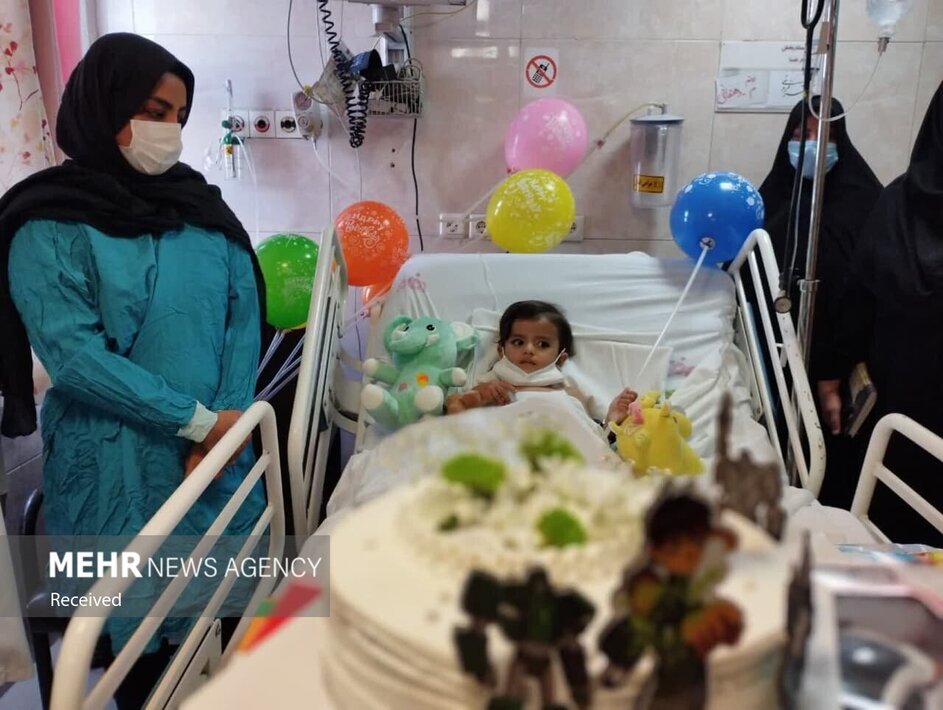 تصاویری از تولد «راستین» کودک مجروح حادثه شاهچراغ