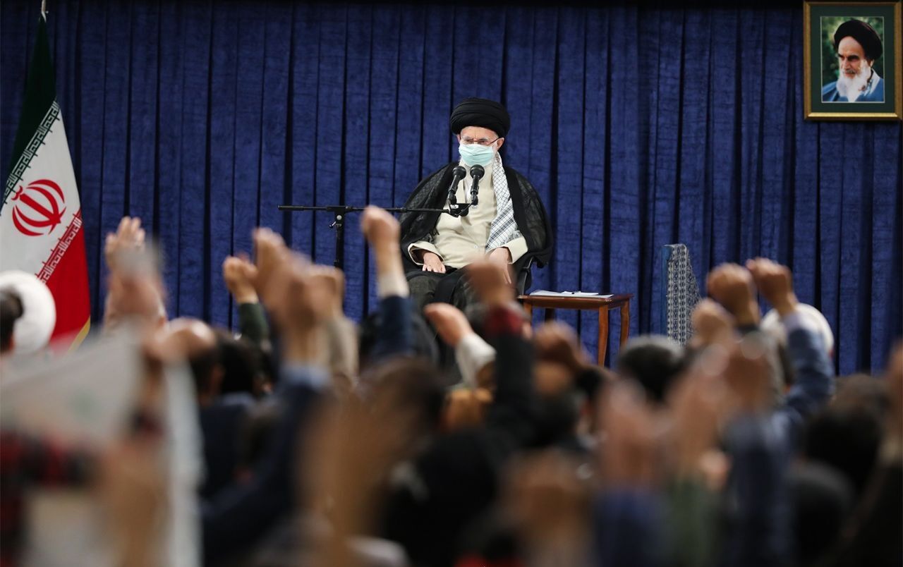 رهبر انقلاب تکلیف چگونگی برخورد با عناصر اغتشاشات را روشن کردند! رهبر انقلاب تکلیف چگونگی برخورد با عناصر اغتشاشات را روشن کردند!