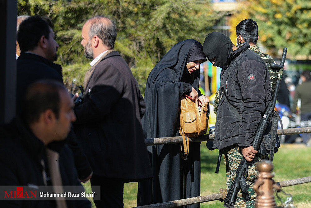 ببینید: عکسی که با عنوان «زوج مدافع امنیت» پر بازدید شده است!