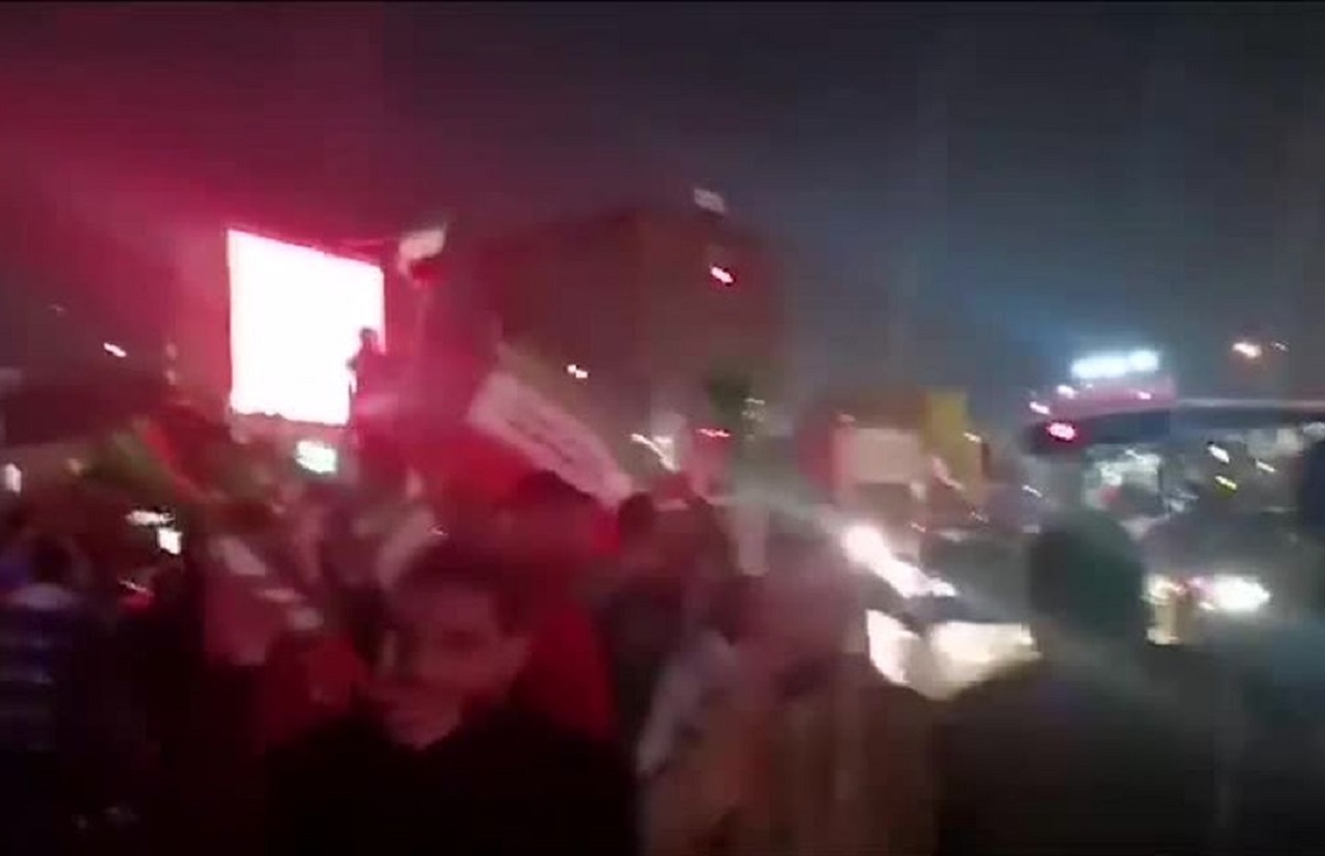 ویدئوی پربازدید از شادی یک دختر بدون حجاب روی جرثقیل پلیس